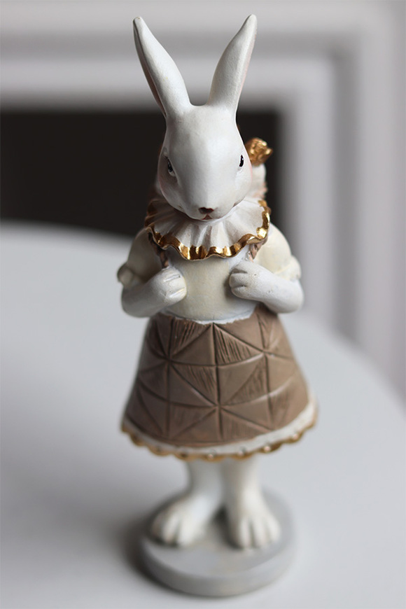 Bunny Cottage Beige, figurka wielkanocna zajączek