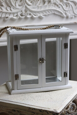 OD RĘKI Marine White, drewniany lampion z drzwiczkami, wym.27x28x16cm