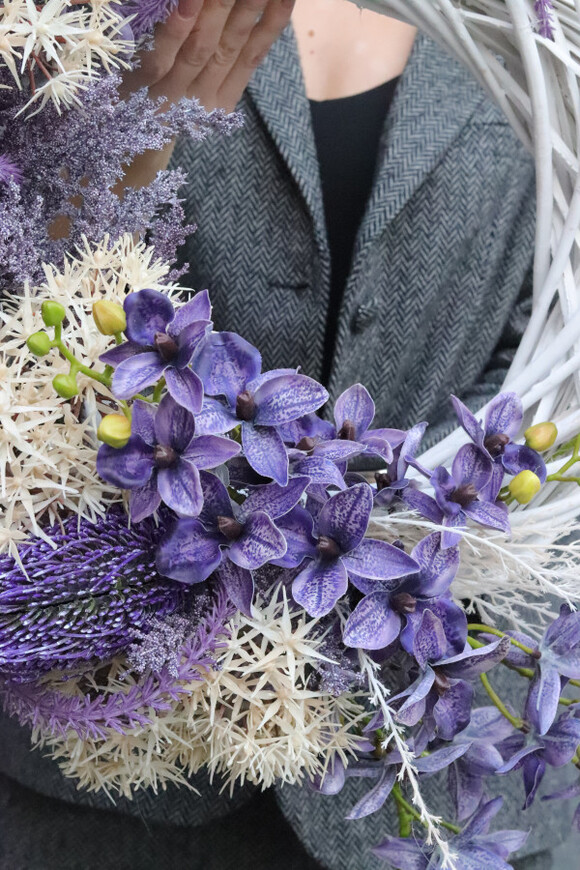 Violetta Orchidia, asymetryczny wianek na drzwi