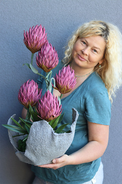 Protea Volcan, nowoczesna kompozycja nagrobna, wys.62cm 