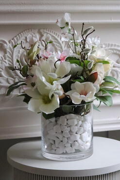 Magnolie Glassier 2, kompozycja kwiatowa w wazonie, wys.41cm 