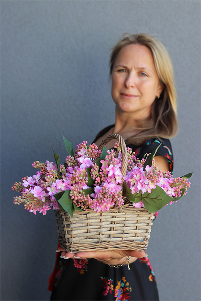 Poetica, kosz z różowymi bzami