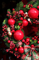 Świąteczna Iskra, czerwony świąteczny wianek z misiami