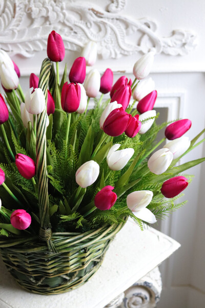 Spring Power, kompozycja z tulipanów w koszyku