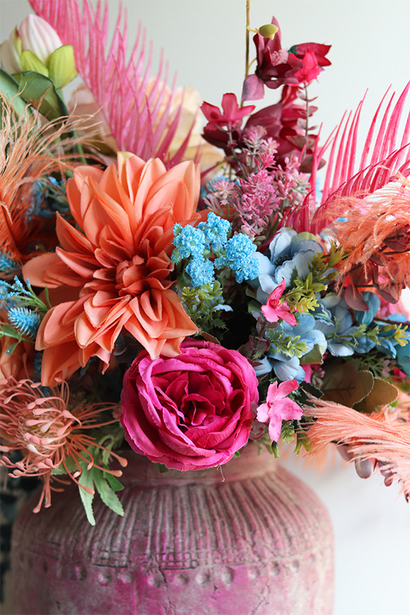 Bollywood Premium, kompozycja kwiatowa w energetycznych kolorach