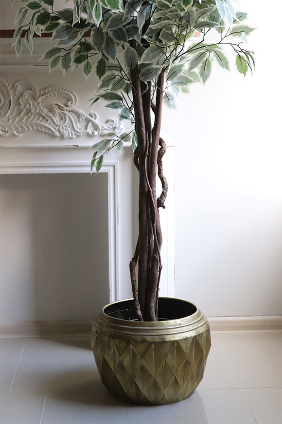 Fikus Benjamin K Gold Line, sztuczna roślina w złotej donicy