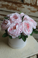 Pink Flowers, biały flowerbox z różami