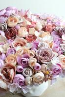 Dama w Kapeluszu 3, kompozycja kwiatowa w głowie