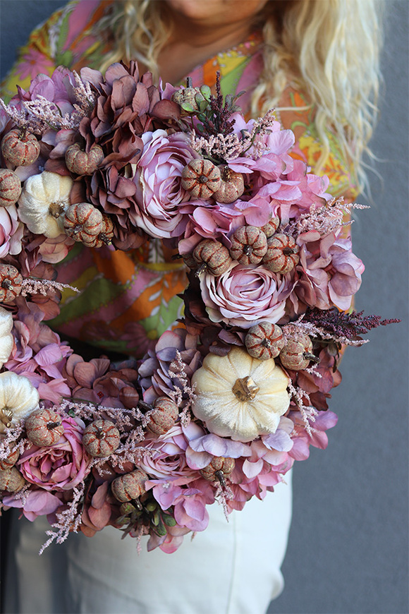 Jesienny Spokój, asymetryczny jesienny wianek z dyniami