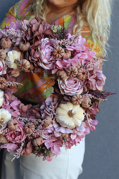 Jesienny Spokój, asymetryczny jesienny wianek z dyniami