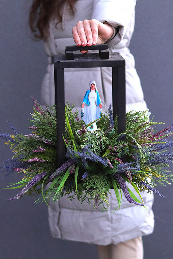 Angelo Heather Wood, kompozycja nagrobna w lampionie