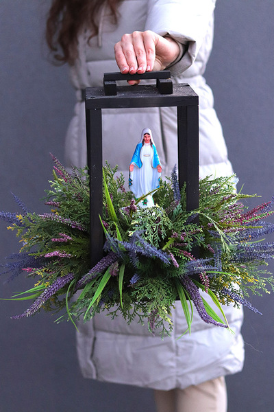 Angelo Heather Wood, kompozycja nagrobna w lampionie