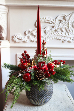 Czerwień na Wigilię, stroik świąteczny ze świecą, wys.49cm 