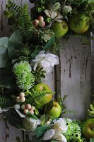 W Sadzie, wianek na drzwi z jabłkami