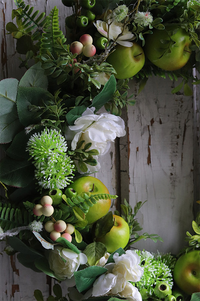 W Sadzie, wianek na drzwi z jabłkami