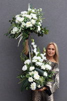 Biała Electra, kompozycja nagrobna w misie