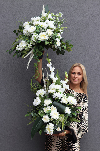 Biała Electra, kompozycja nagrobna w misie