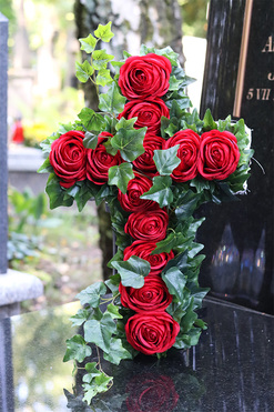 Christi Krzyż Pamięci, kompozycja nagrobna z różami, wym.52x33cm  