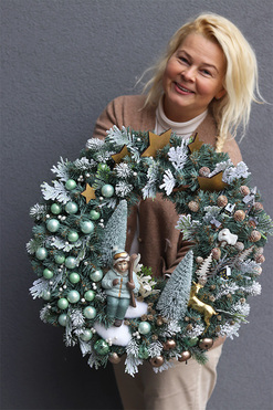 Krissy, świąteczny wianek na drzwi z narciarzem, śr.55cm