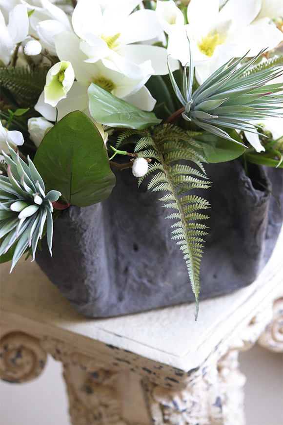 White Magnolie Volcan, nowoczesna kompozycja nagrobna w misie