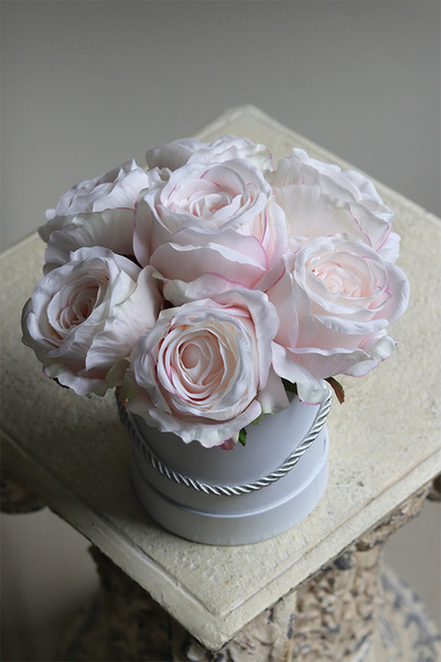 Delicate Roses, biały flowerbox z różami