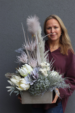 Berenika Grey&White, kompozycja nagrobna w naczyniu, wym.78x55cm