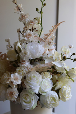 Lorient Heaven, kompozycja kwiatowa w kremowej donicy, wym.63x40cm