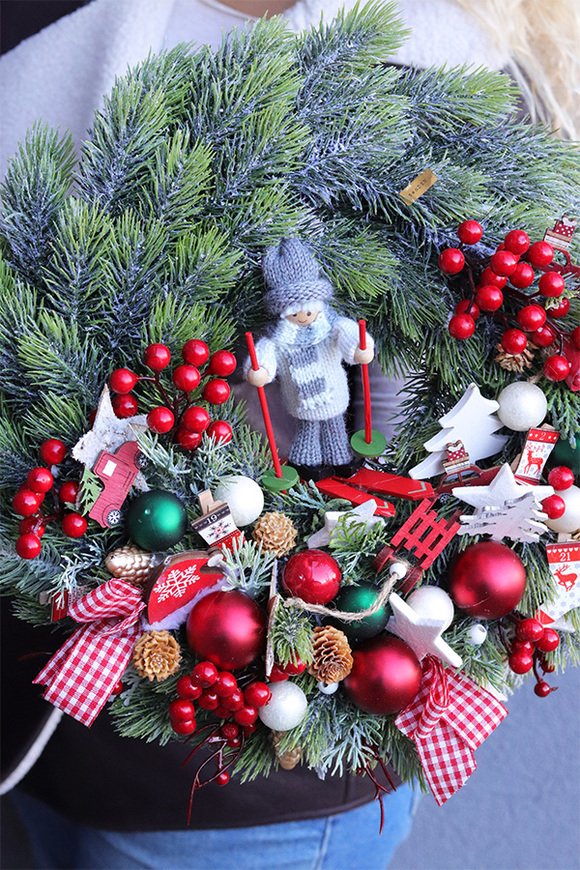 Laleczka Na Nartach, świąteczny wianek na drzwi