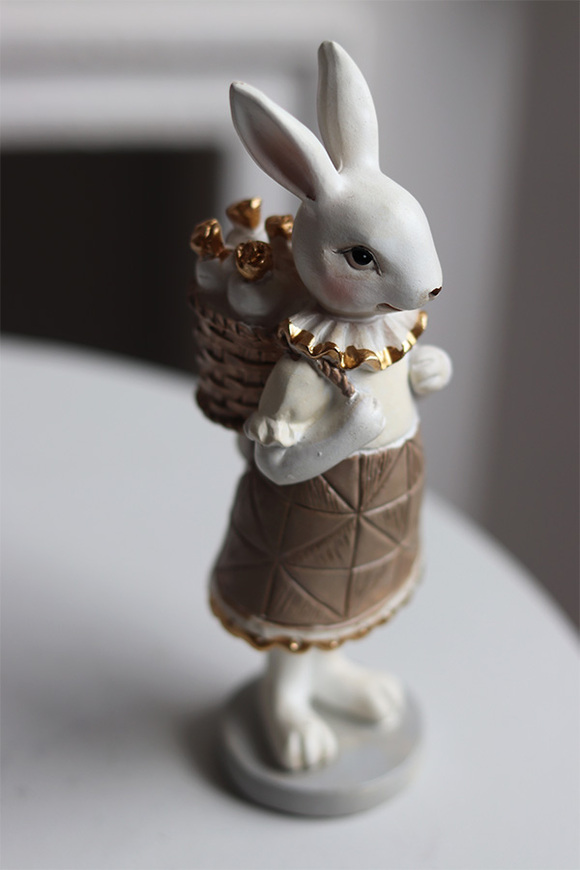 Bunny Cottage Beige, figurka wielkanocna zajączek