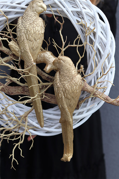 Pod Papugami, złoty wianek na drzwi