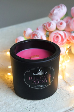 Delicate Peony, sojowo-kokosowa świeca zapachowa w szkle, czarna, 170g