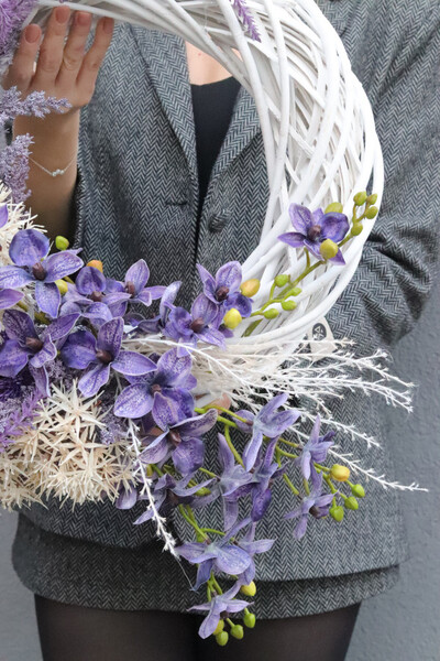 Violetta Orchidia, asymetryczny wianek na drzwi