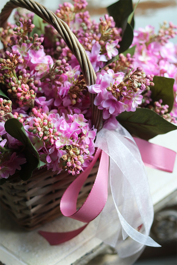 Poetica, kosz z różowymi bzami