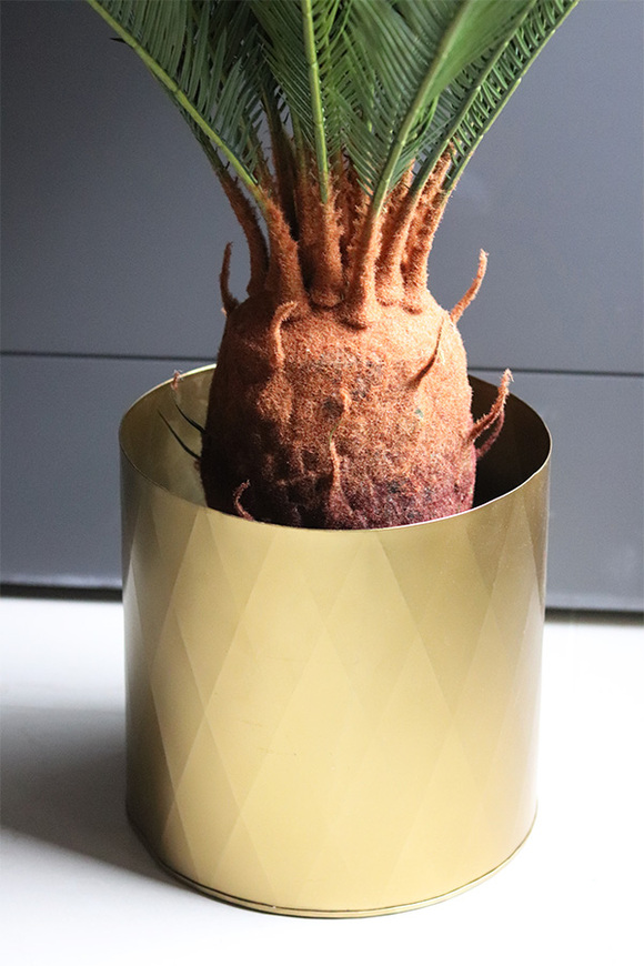 Cykas Madame, sztuczna roślina w złotej donicy