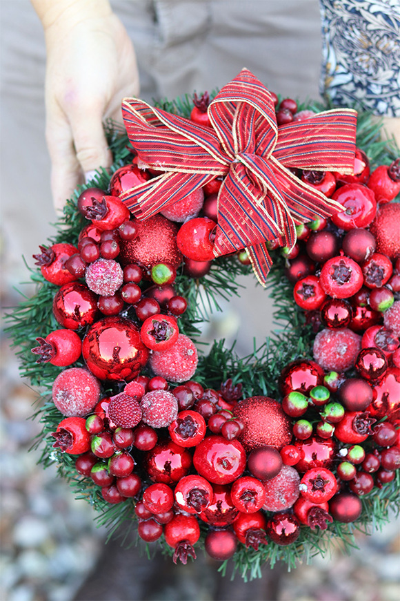 Czerwień Wigilijna, wianek świąteczny z kokardą, śr.25cm