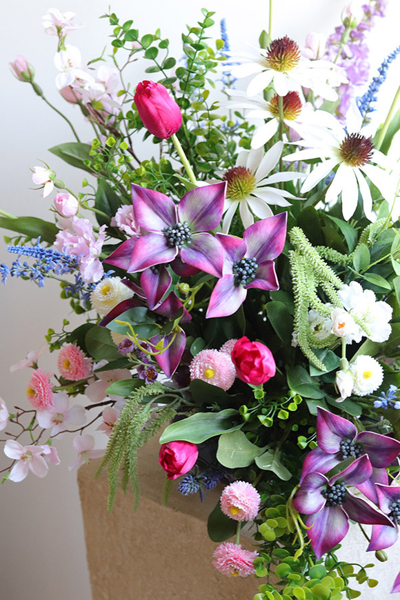 Momeni Pink, dekoracja nagrobna w misie