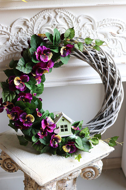 Bratki Fiolet, ozdobny wianek z domkiem, śr.48cm