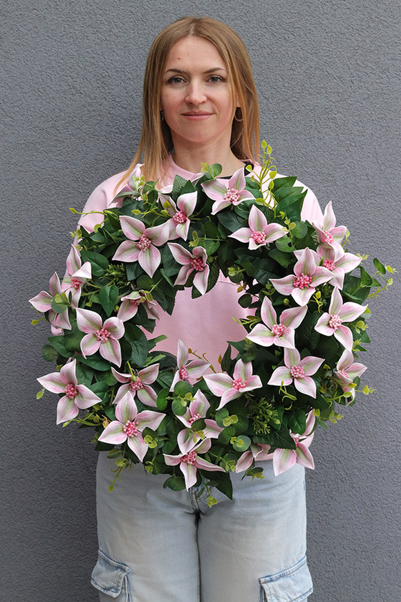 Dereń Kousa, kwiatowy wianek na drzwi