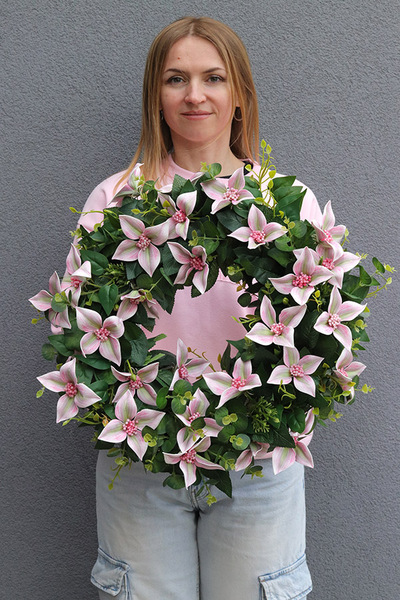 Dereń Kousa, kwiatowy wianek na drzwi