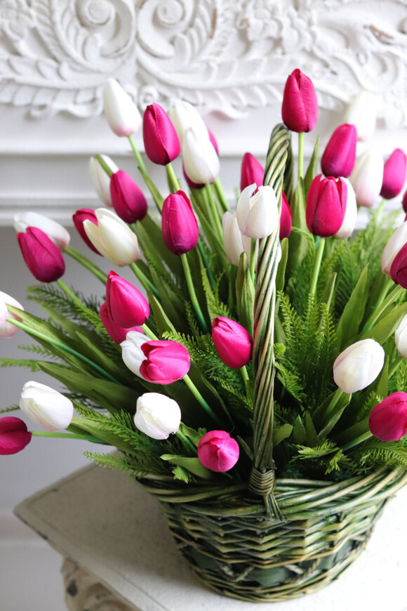 Spring Power, kompozycja z tulipanów w koszyku