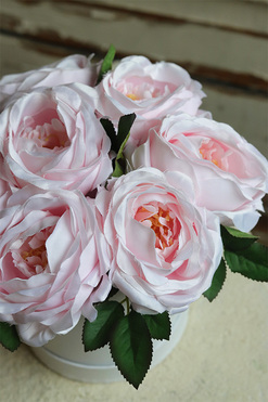 Pink Flowers, biały flowerbox z różami, wys.20cm