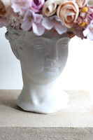 Dama w Kapeluszu 3, kompozycja kwiatowa w głowie