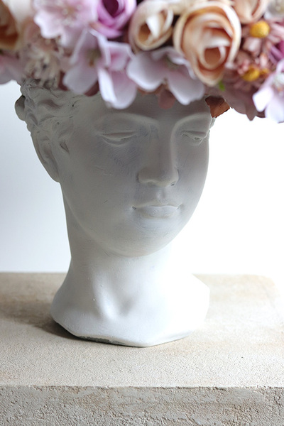 Dama w Kapeluszu 3, kompozycja kwiatowa w głowie