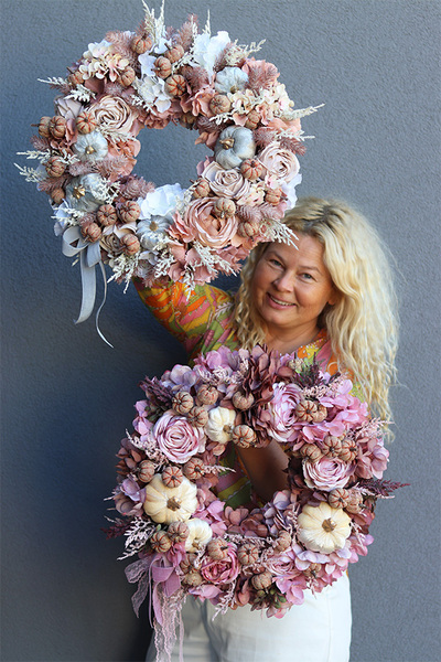 Jesienny Spokój, asymetryczny jesienny wianek z dyniami