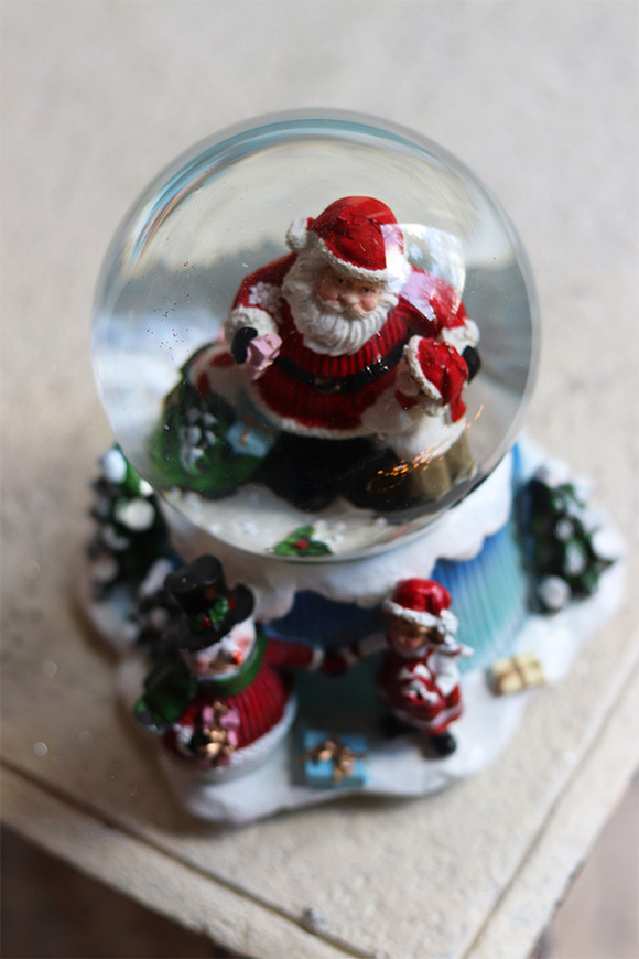 świąteczna Kula Śnieżna Mikołaj z Prezentem