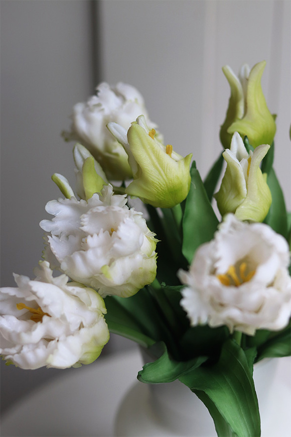 Panna Motata, bukiet kwiatów w wazonie