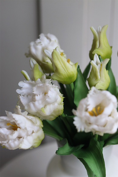 Panna Motata, bukiet kwiatów w wazonie