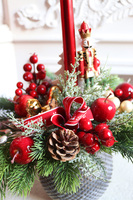 Czerwień na Wigilię, stroik świąteczny ze świecą