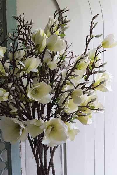 Magnolie Glass, bukiet kwiatów w wazonie