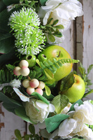 W Sadzie, wianek na drzwi z jabłkami